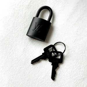 black louis vuitton lock & two keys #318